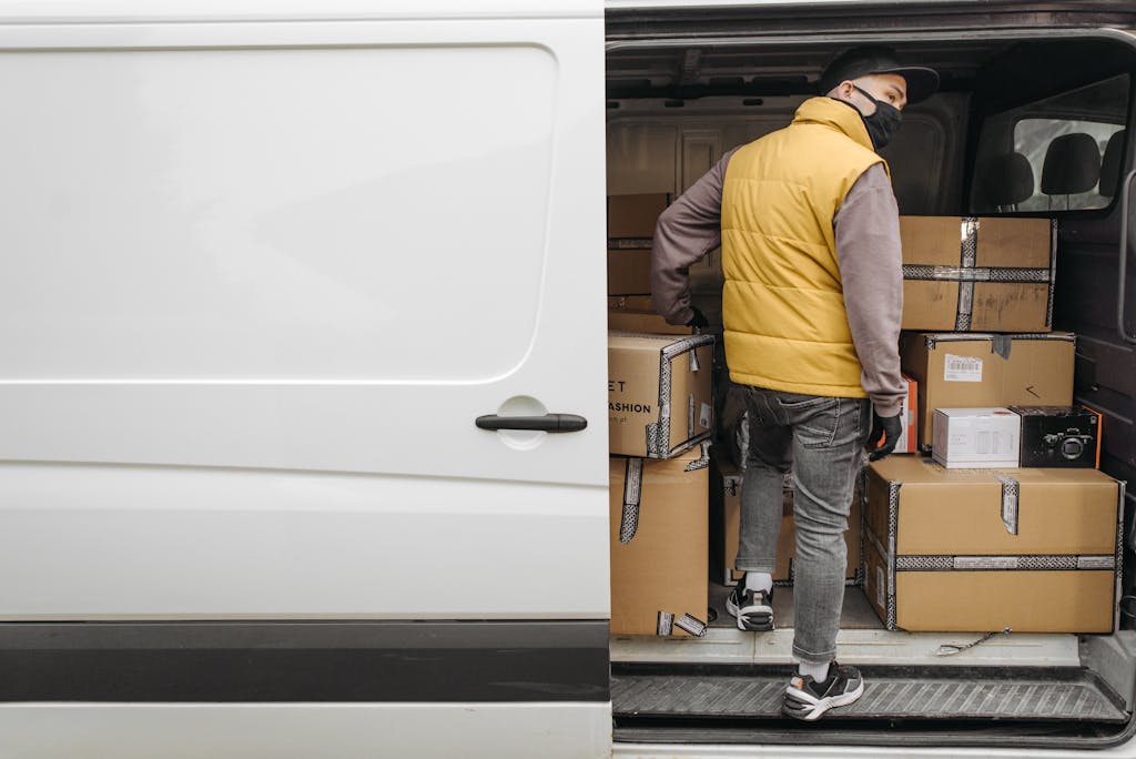 Cargo handling and package coordination at a delivery van
